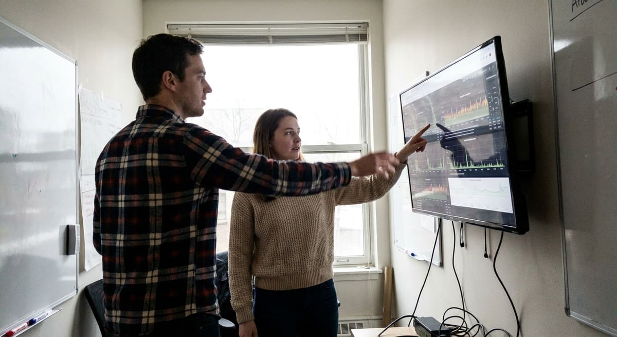 Équipe analysant des courbes de performance pour optimiser cpc et réduire les coûts